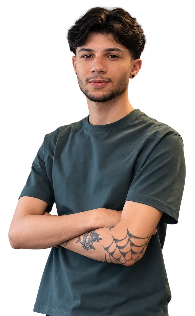 Yago [Sobrenome], de braços cruzados
